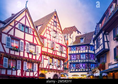 Colmar, France. Rue des Marchands, maisons traditionnelles alsaciennes à colombages décorées de Noël. Charmante ville d'Alsace. Banque D'Images