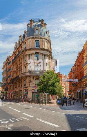 Vue sur la rue de marchant avec le beau bâtiment occupé par une succursale bancaire à Toulouse, France Banque D'Images