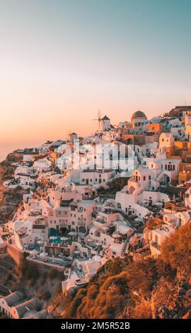 Le paysage urbain de Santorin avec de vieux moulins à vent et des bâtiments blancs Banque D'Images