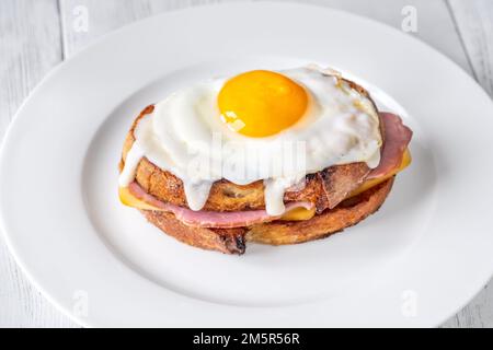 Croque madame sandwich chaud fait avec du jambon, des oeufs et du fromage Banque D'Images
