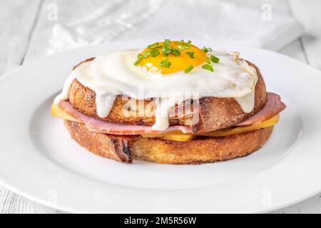 Croque madame sandwich chaud fait avec du jambon, des oeufs et du fromage Banque D'Images