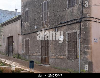 Felanitx, Espagne ; décembre 30 2022 : architecture typique de la ville majorquine de Felanitx au lever du soleil. Île de Majorque, Espagne Banque D'Images