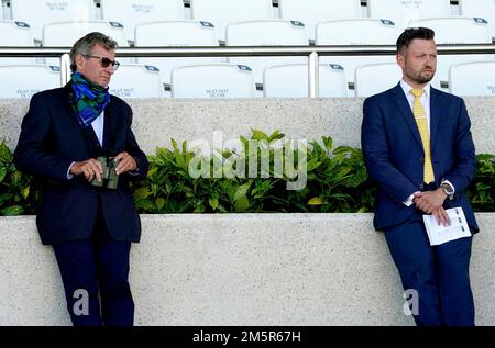 Photo du dossier datée du 30-07-2020, de Mark Johnston (à gauche) et de Charlie Johnston. Mark Johnston, l'entraîneur de plus de gagnants dans l'histoire de la course britannique que quiconque, abandonne son rôle de coentraîneur avec son fils, Charlie, bien qu'il tient à souligner qu'il ne prend pas sa retraite. Date de publication : vendredi 30 décembre 2022. Banque D'Images