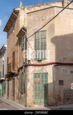 Felanitx, Espagne; décembre 30 2022: Architecture typique de la ville Majorcan de Felanitx en réparation. Île de Majorque, Espagne Banque D'Images