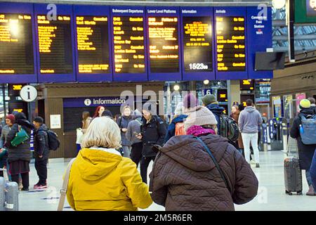 Glasgow, Écosse, Royaume-Uni 30th décembre 2022. Météo au Royaume-Uni : la pluie affecte les trains et les grandes foules de passagers regardent les panneaux avec inquiétude dans la gare centrale. Crédit Gerard Ferry/Alay Live News Banque D'Images