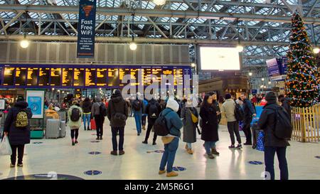 Glasgow, Écosse, Royaume-Uni 30th décembre 2022. Météo au Royaume-Uni : la pluie affecte les trains et les grandes foules de passagers regardent les panneaux avec inquiétude dans la gare centrale. Crédit Gerard Ferry/Alay Live News Banque D'Images