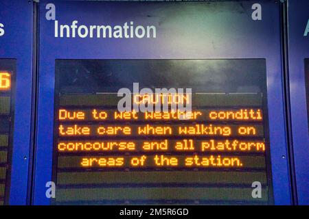 Glasgow, Écosse, Royaume-Uni 30th décembre 2022. Météo au Royaume-Uni : la pluie affecte les trains et les grandes foules de passagers regardent les panneaux avec inquiétude dans la gare centrale. Crédit Gerard Ferry/Alay Live News Banque D'Images