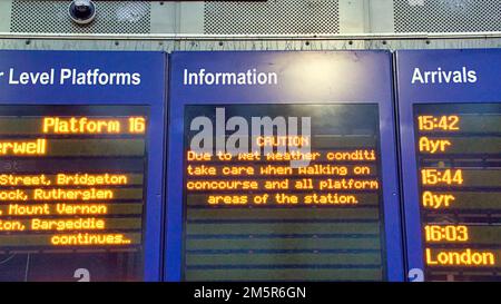 Glasgow, Écosse, Royaume-Uni 30th décembre 2022. Météo au Royaume-Uni : la pluie affecte les trains et les grandes foules de passagers regardent les panneaux avec inquiétude dans la gare centrale. Crédit Gerard Ferry/Alay Live News Banque D'Images