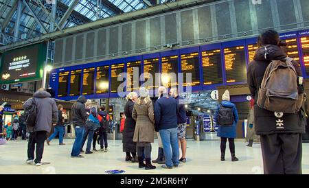 Glasgow, Écosse, Royaume-Uni 30th décembre 2022. Météo au Royaume-Uni : la pluie affecte les trains et les grandes foules de passagers regardent les panneaux avec inquiétude dans la gare centrale. Crédit Gerard Ferry/Alay Live News Banque D'Images