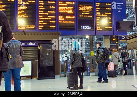 Glasgow, Écosse, Royaume-Uni 30th décembre 2022. Météo au Royaume-Uni : la pluie affecte les trains et les grandes foules de passagers regardent les panneaux avec inquiétude dans la gare centrale. Crédit Gerard Ferry/Alay Live News Banque D'Images