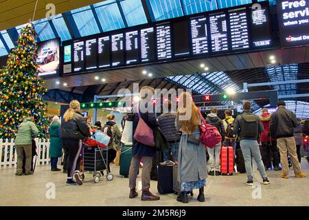 Glasgow, Écosse, Royaume-Uni 30th décembre 2022. Météo au Royaume-Uni : la pluie affecte les trains et les grandes foules de passagers regardent les panneaux avec inquiétude dans la gare de la rue Queen . Crédit Gerard Ferry/Alay Live News Banque D'Images