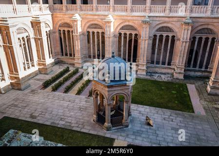 Salamanque, Espagne - 15 janvier 2022 : cloître du monastère de San Esteban Banque D'Images