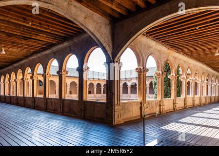 Salamanque, Espagne - 15 janvier 2022 : cloître du monastère de San Esteban Banque D'Images