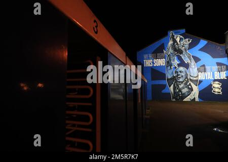 Une fresque de Stephen Carr, ancien capitaine de la ville de Birmingham, devant le terrain avant le match du championnat Sky Bet à St. Andrew's, Birmingham. Date de la photo: Vendredi 30 décembre 2022. Banque D'Images