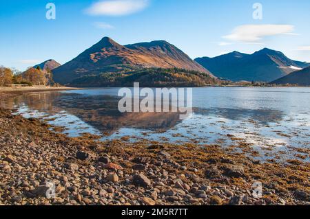 Le Pap de Glencoe se reflétait dans les eaux calmes du Loch Leven le matin d'automne Banque D'Images