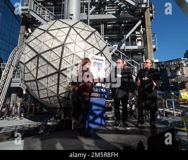 New York, NY, États-Unis. 30th décembre 2022. Emeril Lagasse, Christine Duffy et Jeffrey Strauss assistent aux tests du bal de la Saint-Sylvestre 2023 sur One Times Square sur 30 décembre 2022 (Credit image: © Debra L. Rothenberg/ZUMA Press Wire) Banque D'Images