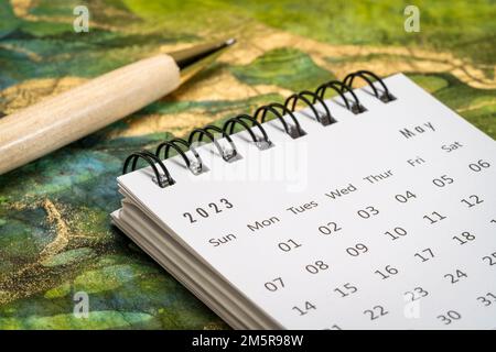 Mai 2023 - calendrier de bureau en spirale contre papier marbré avec un stylo élégant, macro-shot bas angle, temps et concept d'entreprise Banque D'Images