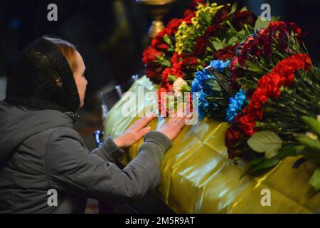 KIEV, UKRAINE - le 30 DÉCEMBRE 2022 - Une femme se plaint au cercueil avec le corps de l'ancien prisonnier politique Hennadii Afanasiev qui est mort sur le front Banque D'Images