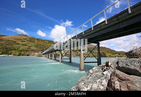 Se tenant sous le pont du Mont White - Nouvelle-Zélande Banque D'Images