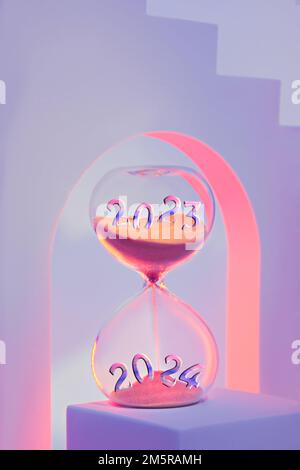 Fin de l'année 2023, Silverster, nouvel an 2024. HourGlass avec les numéros d'année sur le podium. Arches surréalistes roses et violettes. HourGlass est également connu sous le nom Banque D'Images