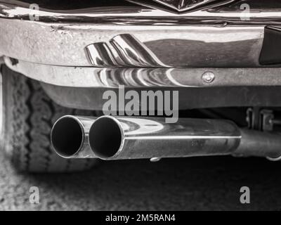 Photo monochrome en gros plan avec un tuyau d'échappement double Banque D'Images