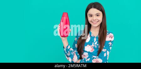 enfant avec un après-shampooing. habitudes quotidiennes et soins personnels. soins de beauté pour la peau et les cheveux. Bannière de soins de cheveux de fille d'enfant, affiche supérieure de studio avec Banque D'Images