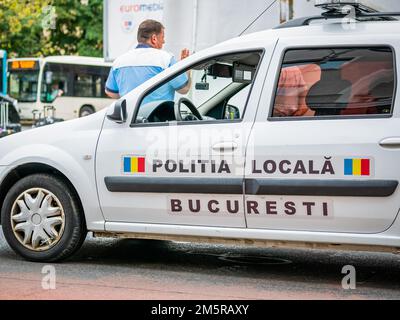 Bucarest, Roumanie - août 2022 : voiture de police locale dans la vieille ville de Bucarest Banque D'Images