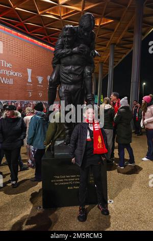 Liverpool, Royaume-Uni. 30th décembre 2022. Un jeune fan a pris sa photo avec la statue de Bob Paisley devant Anfield, avant le match de la Premier League Liverpool vs Leicester City à Anfield, Liverpool, Royaume-Uni, 30th décembre 2022 (photo de Mark Cosgrove/News Images), le 12/30/2022. (Photo de Mark Cosgrove/News Images/Sipa USA) crédit: SIPA USA/Alay Live News crédit: SIPA USA/Alay Live News Banque D'Images