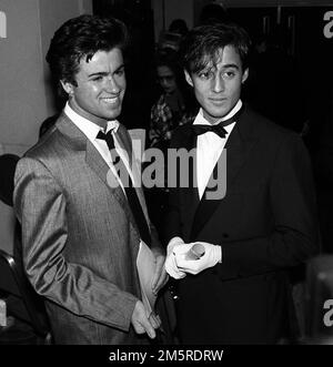 Photo du dossier datée du 30/03/84, de Wham's George Michael (à gauche) et Andrew Ridgeley. WHAM ont obtenu un autre numéro un single pour le dernier Noël comme ils retournent au haut des tableaux pour la dernière semaine de 2022. La société Official Charts Company a déclaré que la piste festive à succès, réalisée par le duo George Michael et Andrew Ridgeley, a pris la première place cette année pour une deuxième fois. Date de publication : vendredi 30 décembre 2022. Banque D'Images