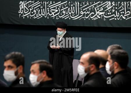 Téhéran, Téhéran, Iran. 29th décembre 2022. Une photo rendue disponible par le bureau du dirigeant suprême iranien montre que le dirigeant suprême iranien, l'ayatollah ALI KHAMENEI, assiste aux cérémonies de deuil de l'anniversaire du martyre de Fatima-al-Zahra. (Image de crédit : © Bureau du Guide suprême iranien via ZUMA Press Wire) Banque D'Images