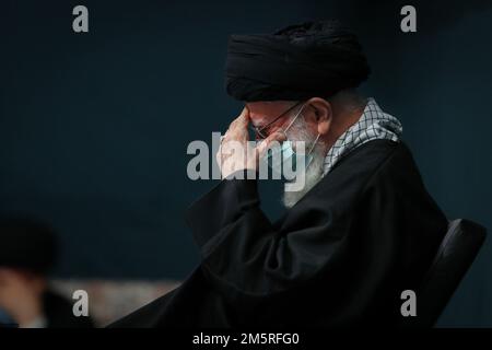 Téhéran, Téhéran, Iran. 29th décembre 2022. Une photo rendue disponible par le bureau du dirigeant suprême iranien montre que le dirigeant suprême iranien, l'ayatollah ALI KHAMENEI, assiste aux cérémonies de deuil de l'anniversaire du martyre de Fatima-al-Zahra. (Image de crédit : © Bureau du Guide suprême iranien via ZUMA Press Wire) Banque D'Images