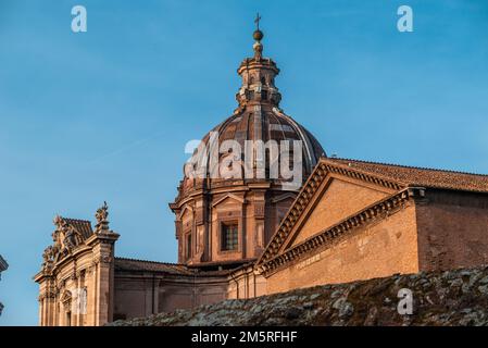 Paysage urbain - église catholique de saint Luca e Martina de l'ancienne Rome, Italie, caractérisée par son dôme avec le symbole héraldique de Barberini - abeille. Banque D'Images