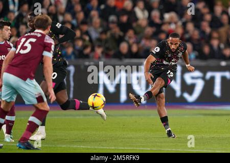 Bryan Mbeumo, de Brentford, tire à son but lors du match de la première ligue au London Stadium, à Londres. Date de la photo: Vendredi 30 décembre 2022. Banque D'Images