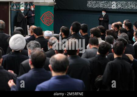 Téhéran, Téhéran, Iran. 29th décembre 2022. Une photo rendue disponible par le bureau du dirigeant suprême iranien montre que le dirigeant suprême iranien, l'ayatollah ALI KHAMENEI, assiste aux cérémonies de deuil de l'anniversaire du martyre de Fatima-al-Zahra. (Image de crédit : © Bureau du Guide suprême iranien via ZUMA Press Wire) Banque D'Images