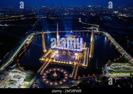 Bandung, Java-Ouest, Indonésie. 30th décembre 2022. Vue aérienne spectacle mosquée Al Jabbar après inaguré par le gouverneur de Java Ouest RIDWAN KAMIL à Bandung. Le gouverneur de l'ouest de Java, Ridwan Kamil, a inauguré la mosquée Al Jabbar qui a été construite sur une superficie de 25,9 hectares et peut accueillir au moins 50 000 personnes. La mosquée Al Jabbar devrait être un centre d'éducation et d'autonomisation des musulmans et de la Nouvelle icône dans la province de Java Ouest. (Credit image: © Algi Febri Sugita/ZUMA Press Wire) Credit: ZUMA Press, Inc./Alamy Live News Banque D'Images