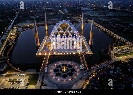 Bandung, Java-Ouest, Indonésie. 30th décembre 2022. Vue aérienne spectacle mosquée Al Jabbar après inaguré par le gouverneur de Java Ouest RIDWAN KAMIL à Bandung. Le gouverneur de l'ouest de Java, Ridwan Kamil, a inauguré la mosquée Al Jabbar qui a été construite sur une superficie de 25,9 hectares et peut accueillir au moins 50 000 personnes. La mosquée Al Jabbar devrait être un centre d'éducation et d'autonomisation des musulmans et de la Nouvelle icône dans la province de Java Ouest. (Credit image: © Algi Febri Sugita/ZUMA Press Wire) Credit: ZUMA Press, Inc./Alamy Live News Banque D'Images