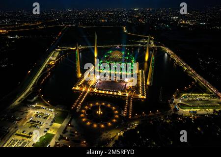 Bandung, Java-Ouest, Indonésie. 30th décembre 2022. Vue aérienne spectacle mosquée Al Jabbar après inaguré par le gouverneur de Java Ouest RIDWAN KAMIL à Bandung. Le gouverneur de l'ouest de Java, Ridwan Kamil, a inauguré la mosquée Al Jabbar qui a été construite sur une superficie de 25,9 hectares et peut accueillir au moins 50 000 personnes. La mosquée Al Jabbar devrait être un centre d'éducation et d'autonomisation des musulmans et de la Nouvelle icône dans la province de Java Ouest. (Credit image: © Algi Febri Sugita/ZUMA Press Wire) Credit: ZUMA Press, Inc./Alamy Live News Banque D'Images