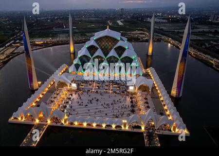 Bandung, Java-Ouest, Indonésie. 30th décembre 2022. Vue aérienne spectacle mosquée Al Jabbar après inaguré par le gouverneur de Java Ouest RIDWAN KAMIL à Bandung. Le gouverneur de l'ouest de Java, Ridwan Kamil, a inauguré la mosquée Al Jabbar qui a été construite sur une superficie de 25,9 hectares et peut accueillir au moins 50 000 personnes. La mosquée Al Jabbar devrait être un centre d'éducation et d'autonomisation des musulmans et de la Nouvelle icône dans la province de Java Ouest. (Credit image: © Algi Febri Sugita/ZUMA Press Wire) Credit: ZUMA Press, Inc./Alamy Live News Banque D'Images