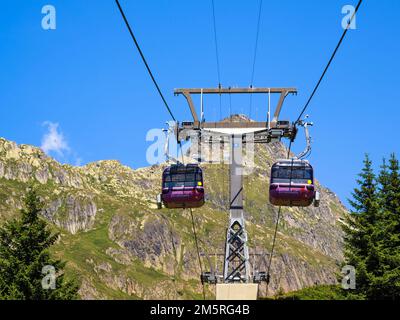 Bettmeralp, Suisse - 16 juillet 2022: Téléphérique de cabine du village de Bettmeralp au Bettmerhorn avec arène Aletsch Banque D'Images