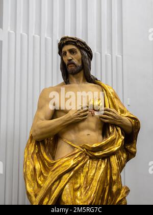 Soleure, Suisse - July12, 2022 : statue dorée du Sacré-cœur de Jésus-Christ dans l'église Saint-Ours et Victor, la cathédrale dans le c Banque D'Images