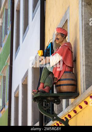 Soleure, Suisse - 12 juillet 2022: Figure d'un homme oriental avec un long tuyau et une coupe d'or entre ses mains, assis sur un canon Banque D'Images