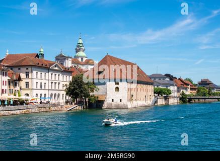 Soleure, Suisse - 12 juillet 2022: Paysage urbain de Soleure et un bateau sur la rivière Aare Banque D'Images