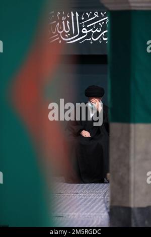 Téhéran, Téhéran, Iran. 29th décembre 2022. Une photo rendue disponible par le bureau du dirigeant suprême iranien montre que le dirigeant suprême iranien, l'ayatollah ALI KHAMENEI, assiste aux cérémonies de deuil de l'anniversaire du martyre de Fatima-al-Zahra. (Image de crédit : © Bureau du Guide suprême iranien via ZUMA Press Wire) Banque D'Images