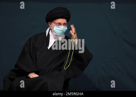 Téhéran, Téhéran, Iran. 29th décembre 2022. Une photo rendue disponible par le bureau du dirigeant suprême iranien montre que le dirigeant suprême iranien, l'ayatollah ALI KHAMENEI, assiste aux cérémonies de deuil de l'anniversaire du martyre de Fatima-al-Zahra. (Image de crédit : © Bureau du Guide suprême iranien via ZUMA Press Wire) Banque D'Images