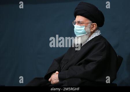 Téhéran, Téhéran, Iran. 29th décembre 2022. Une photo rendue disponible par le bureau du dirigeant suprême iranien montre que le dirigeant suprême iranien, l'ayatollah ALI KHAMENEI, assiste aux cérémonies de deuil de l'anniversaire du martyre de Fatima-al-Zahra. (Image de crédit : © Bureau du Guide suprême iranien via ZUMA Press Wire) Banque D'Images