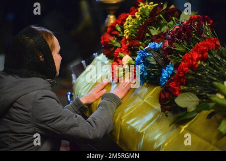 Non exclusif: KIEV, UKRAINE - 30 DÉCEMBRE 2022 - Une femme grimgne au cercueil avec le corps de l'ancien prisonnier politique Hennadii Afanasiev qui meurt Banque D'Images