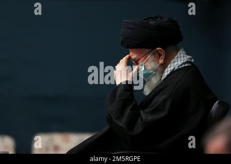 Téhéran, Téhéran, Iran. 29th décembre 2022. Une photo rendue disponible par le bureau du dirigeant suprême iranien montre que le dirigeant suprême iranien, l'ayatollah ALI KHAMENEI, assiste aux cérémonies de deuil de l'anniversaire du martyre de Fatima-al-Zahra. (Image de crédit : © Bureau du Guide suprême iranien via ZUMA Press Wire) Banque D'Images