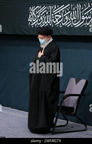 Téhéran, Téhéran, Iran. 29th décembre 2022. Une photo rendue disponible par le bureau du dirigeant suprême iranien montre que le dirigeant suprême iranien, l'ayatollah ALI KHAMENEI, assiste aux cérémonies de deuil de l'anniversaire du martyre de Fatima-al-Zahra. (Image de crédit : © Bureau du Guide suprême iranien via ZUMA Press Wire) Banque D'Images