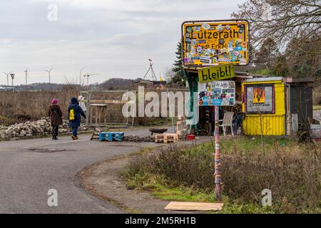 Barricades, obstacles, dans le camp des activistes du climat dans le reste du village de Lützerath, qui sera le dernier endroit à être dragué à l'op Banque D'Images