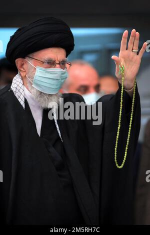 Téhéran, Téhéran, Iran. 29th décembre 2022. Une photo rendue disponible par le bureau du dirigeant suprême iranien montre que le dirigeant suprême iranien, l'ayatollah ALI KHAMENEI, assiste aux cérémonies de deuil de l'anniversaire du martyre de Fatima-al-Zahra. (Image de crédit : © Bureau du Guide suprême iranien via ZUMA Press Wire) Banque D'Images